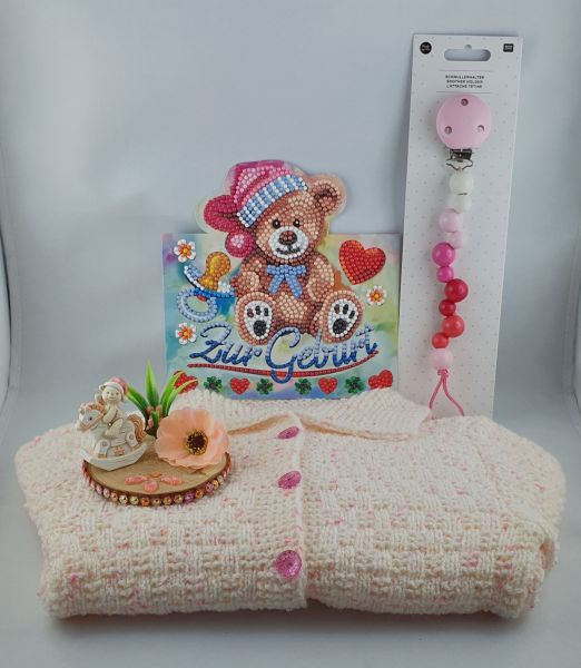 Geschenk-Set zur Geburt (rosa) mit handmade Diamond Painting Karte, Jäckchen, Deko & Schnullerkette