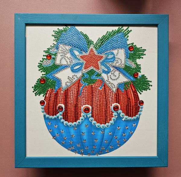 Weihnachtsdeko handmade Diamond Painting Bild mit Weihnachtskugel rot-blau (fertig)