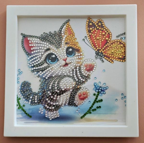 Deko Diamond Painting handmade Bild mit Rahmen, Katze mit Schmetterling (fertig)