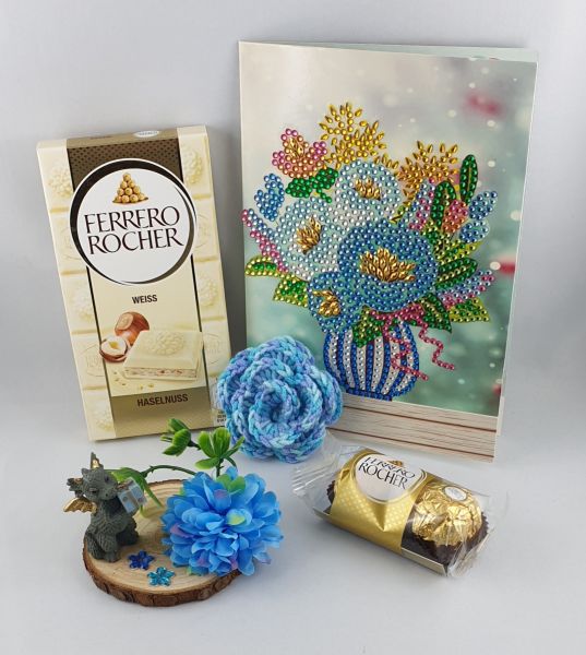 Geschenk-Set mit handmade Diamond Painting Karte, Deko, Häkelblume & Ferrero Rocher