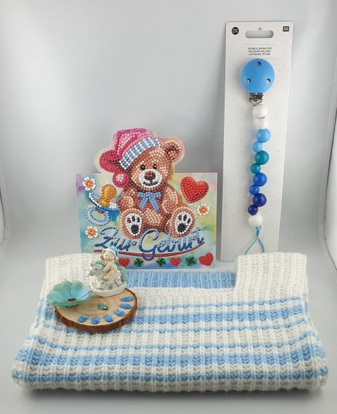 Geschenk-Set zur Geburt (blau) mit handmade Diamond Painting Karte, Pullunder, Deko & Schnullerkette