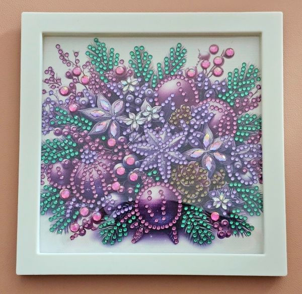 Deko Diamond Painting handmade Bild mit Rahmen, Gesteck mit Kugeln lila (fertig)